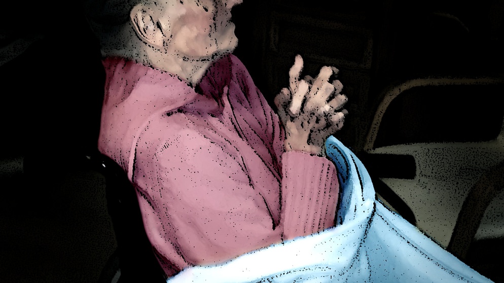 Alte Frau sitzt mit gefalteten Händen in einem Rollstuhl | Bild: BR
