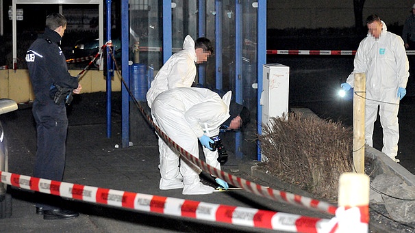 Polizisten an einem Tatort | Bild: picture-alliance/dpa
