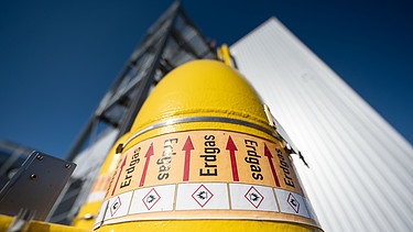 Erdgaszuleitungen vor einem Heizkraftwerk  | Bild: picture alliance/dpa | Marijan Murat
