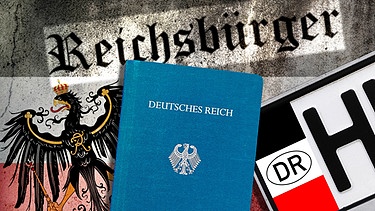 Symbolfoto: Reichsbürger-Pässe, Reichsadler und Reichsbürger-Nummernschild | Bild: picture alliance | Christian Ohde