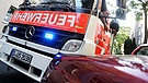 Ein Feuerwehrfahrzeug mit Sondersignal wird auf dem Rettungsweg behindert | Bild: picture-alliance/dpa