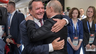 Der russische Präsident Vladimir Putin umarmt den Altbundeskanzler Gerhard Schröder im Juni 2018 | Bild: picture alliance/dpa | Alexei Druzhinin