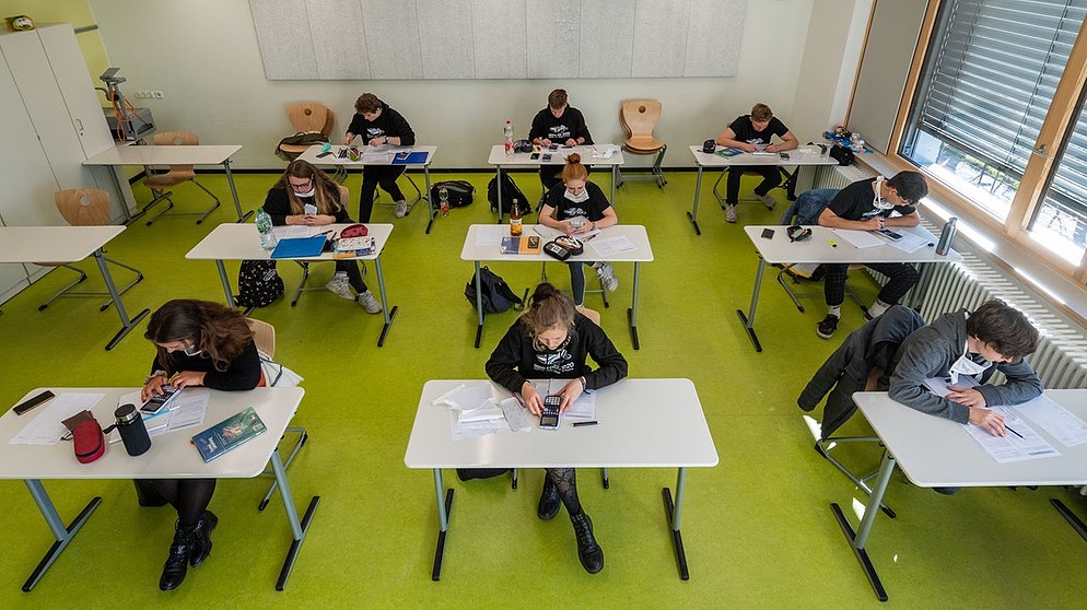 Abiturienten in einem Klassenzimmer | Bild: picture-alliance/dpa / Robert Michael