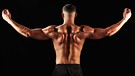 Rückenansicht eines muskulösen Mannes  | Bild: picture alliance / Shotshop | Monkey Business 2