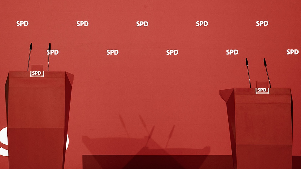 Rednerpulte im Willy-Brandt-Haus, dem Sitz der SPD | Bild: picture-alliance/dpa/Carsten Koall