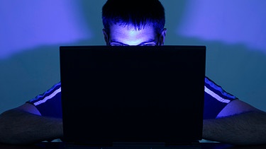 Symbolbild: Mann beim Sportwetten an seinem Laptop | Bild: picture alliance / imageBROKER | Simon Belcher