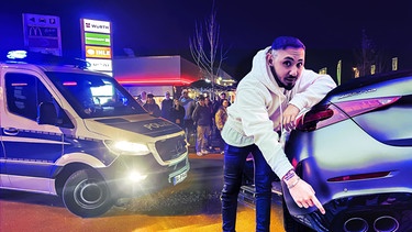Autoposer vor seinem Auto - im Hintergrund steht ein Polizeiwagen | Bild: BR / Ulrich Hagmann