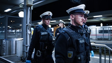 Polizisten während eines Einsatzes am Nürnberger Bahnhof | Bild: Juliane Rummel/BR