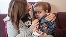 Mutter führt Corona-Selbsttest bei Kleinkind durch | Bild: dpa-Bildfunk/Friso Gentsch
