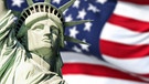 Freiheitsstatue vor einer wehenden US-Flagge | Bild: picture alliance / Zoonar | Valerio Rosati