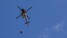 Der Rettungshubschrauber "RK2" ist in den Alpen bei Oberstdorf bei einem Bergunfall mit der Rettungswinde im Einsatz. | Bild: picture alliance / Jan Eifert | Jan Eifert
