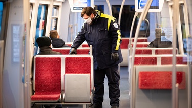 Fahrscheinkontrolle in einer öffentlichen Bahn | Bild: picture alliance/dpa | Daniel Reinhardt