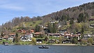 Blick über den Tegernsee auf Häuser in Hanglage der Gemeinde Tegernsee | Bild: picture alliance / SVEN SIMON | Frank HOERMANN