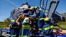 Ehrenamtliche Helfer des Technischen Hilfswerks (THW) bergen während der Katastrophenschutzübung Insassen aus einem notgelandeten Hubschrauber.  | Bild: picture alliance/dpa | Daniel Karmann 