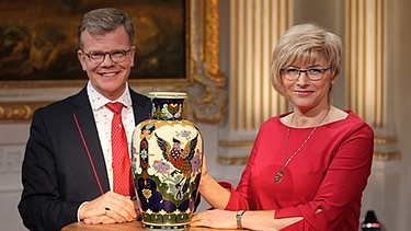 Das "Kunst + Krempel"-Expertenpaar für Porzellan und Keramik: Dr. Samuel Wittwer und Anke Wendl im Schloss Schleißheim | Bild: BR