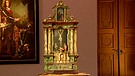Dieser imposante Hausaltar im Stil des 17. Jahrhunderts kam als Hochzeitsgeschenk in die Familie. Betrachtet man die beiden Altarblätter, fallen einem die Namen zweier weltberühmter Maler ein! Geschätzter Wert: 800 bis 1.500 Euro | Bild: BR