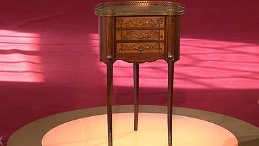 Solche Beistelltischchen waren Lieblingsmöbel der Stilikone Madame de Pompadour, der Mätresse des französischen Königs, Ludwig XV. Aber stammt dieses zierliche, dreibeinige Damenmöbel wirklich aus dem 18. Jahrhundert? Geschätzter Wert: 500 bis 600 Euro | Bild: BR