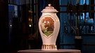 Wozu braucht eine Vase einen Deckel? Dies ist aber nicht die einzige Frage, die sich bei dieser prächtigen Bodenvase aus der Königlichen Porzellan-Manufaktur Berlin (KPM) stellt. Auch: Wofür stehen das "V" und das Monogramm "AL"? Geschätzter Wert: 2.000 bis 3.000 Euro | Bild: BR