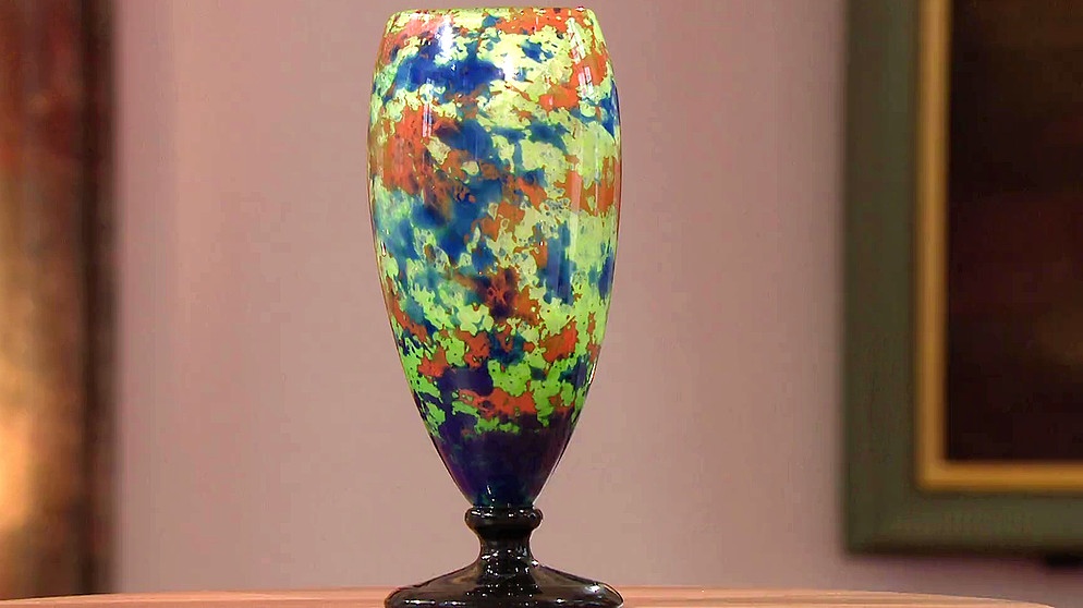 Degué – Degas … die Signatur ist da nicht ganz eindeutig. Stammt diese impressionistisch bunt-getupfte Vase nun vom berühmten französischen Maler oder von einem türkischen Fremdenlegionär? Geschätzter Wert: 400 bis 800 Euro | Bild: BR