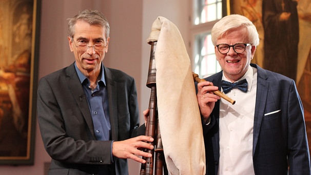 Die "Kunst + Krempel"-Experten für Musikinstrumente: Prof. Dr. Josef Focht und Dr. Martin Kares mit Zampogna (Dudelsack), Residenz Kempten | Bild: BR