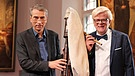 Die "Kunst + Krempel"-Experten für Musikinstrumente: Prof. Dr. Josef Focht und Dr. Martin Kares mit Zampogna (Dudelsack), Residenz Kempten | Bild: BR