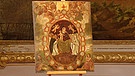 Auf diesem anspielungsreichen Gemälde übergibt die Gottesmutter Maria einen Rosenkranz an den heiligen Dominikus und die heilige Katharina. An welche berühmte englische Keramikfirma erinnern die weißen Reliefs auf blauem Grund im Rahmen? Geschätzter Wert: 800 bis 1.200 Euro | Bild: BR