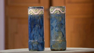 So sehr sich diese beiden Vasen mit dem Jugendstil-Dekor - vor 40 Jahren auf einem englischen Antikmarkt gekauft - auch gleichen: die eingeritzten Signaturen des Vasenpaars sind nicht dieselben. Wer verbirgt sich hinter den Initialen "EW" und "MW"? Geschätzter Wert: 200 Euro | Bild: BR