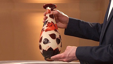 Ungewöhnlich: Diese Vase trägt ihre bekannte Signatur auf der Wandung, normalerweise hatte die Firma "Joh. Loetz Witwe" ihre Glaserzeugnisse unauffälliger, nämlich am Boden signiert. Ist die Signatur trotzdem echt? Geschätzter Wert: 600 bis 800 Euro | Bild: BR
