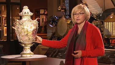 Diese seltene, große und prachtvoll bemalte Potpourri-Vase ist ein Prunkstück der Königlichen Porzellan-Manufaktur Berlin (KPM). Unter Kaiser Wilhelm II. wurde sie gefertigt – nach einem Vorbild aus dem Rokoko, hier mit einer Azalee bemalt. Wer war der berühmte Blumenmaler? Geschätzter Wert: 5.000 bis 6.000 Euro | Bild: Bayerischer Rundfunk 2022