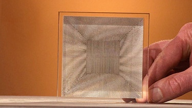 Nicht aus Glas, sondern aus Acryl besteht dieser signierte Quader, der von einem Künstler der Op-Art gestaltet wurde. Wenn die Signatur entziffert werden kann, ist er sicher mehr wert als der Trödelmarktpreis von 10 Mark?! Geschätzter Wert: 400 bis 700 Euro | Bild: BR