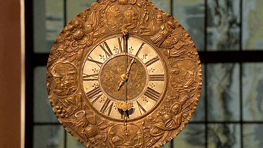 Lange Jahre stand diese Uhr mit dem auffällig großen Zifferblatt im Keller. Doch den Experten von "Kunst + Krempel" gelingt es, diese barocke Rarität einem Salzburger Uhrmacher-Meister zuzuschreiben. Ob sie nach der Beratung doch noch einen Ehrenplatz auf dem Kamin erhält? Geschätzter Wert: 1.200 Euro | Bild: BR
