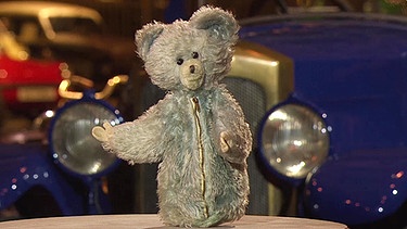 Selten sind sie noch erhalten und für Sammler eine kleine Sensation: Dieser wuschelig-weiche Teddybär hat einen Reißverschluss am Bauch, denn neben seiner Funktion als Kuscheltier dient er auch als Tasche. Dieser sogenannte Taschenbär hat sogar einen offiziellen Namen: Und der lautet … Geschätzter Wert: ab 150 Euro | Bild: BR