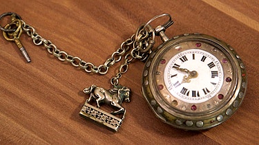 Als Beigabe zu einem Bauernhof wurde diese große, antike Taschenuhr vererbt. Tatsächlich werden solche Zeitmesser auch als "bäuerliche Uhren" bezeichnet. Leider tickt diese nicht mehr – lohnt denn die Reparatur? Geschätzter Wert: 600 bis 800 Euro  | Bild: BR