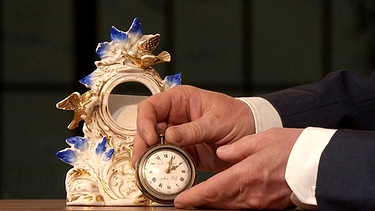 Auch wenn der Ständer wohl aus dem 19. Jahrhundert stammt: Funktional gehören er und sie Uhr doch zusammen. Uhrwerk und Machart der Taschenuhr verweisen auf eine Entstehungszeit um 1790. Ist sie ein Unikat oder aus serieller Fertigung? Geschätzter Wert: 800 Euro | Bild: BR
