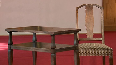 "Gerade sitzen!" ist auf diesem Stuhl angebracht. Schon allein, weil diese Teile eines Esszimmermobiliars schon ein paar Jahrzehnte alt sind. Stammen sie aus den bekannten Vereinigten Werkstätten in München? Geschätzter Wert: 300 bis 400 Euro | Bild: BR