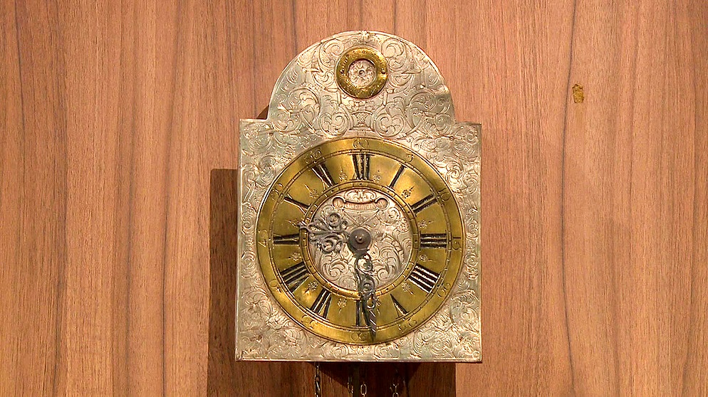 Anton Hartmann war um 1800 ein bedeutender Uhrmacher in Landsberg am Lech. Bekannt ist für seine großen Standuhren. Auch auf dieser Wanduhr ist sein Name zu lesen … eine überraschende Entdeckung? Geschätzter Wert: 150 Euro | Bild: BR