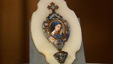Dieses Weihwasserbecken aus dem Antiquitätenhandel zeigt in einem Medaillon das Bild der schmerzensreichen Gottesmutter Maria. Wie berühmt dieses Florentiner Bild ist, überrascht die Besitzerin sehr … Geschätzter Wert: 80 bis 120 Euro | Bild: BR
