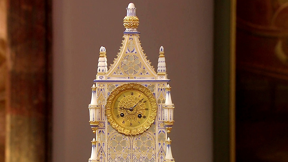Diese außergewöhnliche Kommoden-Uhr aus Alabaster stammt aus Frankreich. Mit ihrem Zifferblatt erinnert sie an den "Gang" der Sonne. Warum hätte König Ludwig II. von Bayern sie wohl gemocht? Geschätzter Wert: 2.000 bis 3.000 Euro | Bild: BR