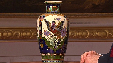 Auch wenn diese große, farbenprächtige Steingut-Vase mit einem Storch gemarkt ist: nicht er hat sie gebracht, sondern sie wurde gefertigt von der niederländischen Keramikmanufaktur Rozenburg in Zusammenarbeit mit dem Porzellanmaler Samuel Schellink - aus Anlass zur Geburt welcher Prinzessin? Geschätzter Wert: 250 bis 300 Euro | Bild: BR