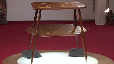 Stammt das exquisite Tischchen, signiert mit "Majorelle", wirklich von dem Meister des Jugendstil-Möbels? Verarbeitung und Design lassen darauf schließen, die obere Tischplatte eher nicht … Geschätzter Wert: 2.000 bis 4.000 Euro | Bild: BR