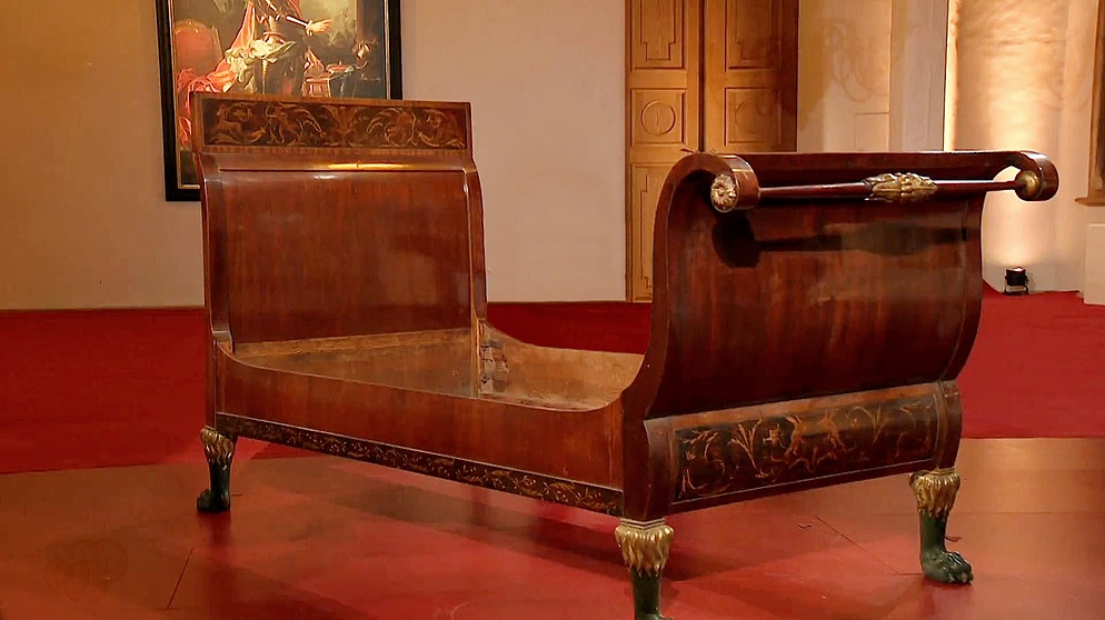 Auf Schloss Dachau: ein Bett aus Mahagoni. Dem Besitzer war dieses Möbel, ein sogenanntes Schlittenbett (auch lit bateau genannt) vor 25 Jahren 4.000 Mark wert. Und heute? Die Experten von "Kunst + Krempel" klären auf. Geschätzter Wert: unter 1.000 Euro | Bild: BR
