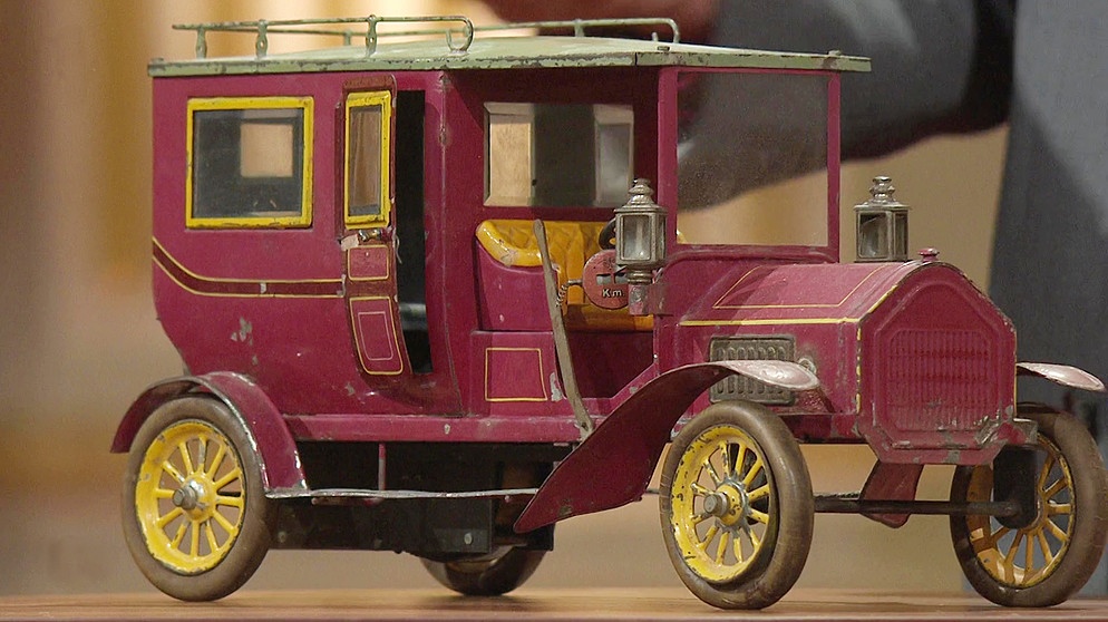 Der Ford "T" war um 1910 das erste Spielzeugauto des Nürnberger Blechspielzeugherstellers Bing aus eigener Herstellung. Eignet sich diese Limousine eher fürs Kinderzimmer oder für die Vitrine?
Geschätzter Wert: 4.000 Euro | Bild: BR