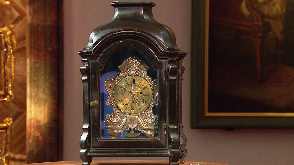Der führende Uhrmacher im Bamberg des 18. Jahrhunderts war Leopold Hoys, seine aufwändig gefertigten Meisterwerke signierte er. Stammt auch diese, mit seinem Namen versehene Stutzuhr von ihm? Geschätzter Wert: ab 2.000 Euro | Bild: BR