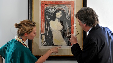 Auktion: Mann und Frau betrachten Kunstwerk | Bild: picture-alliance/dpa