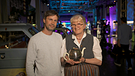 Die Besitzerin der Design-Teekanne mit ihrem Enkel im "Museum Industriekultur", Nürnberg | Bild: BR