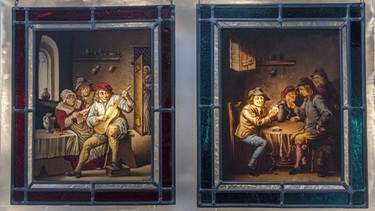 Nach Motiven des niederländischen Barockmalers David Teniers hatte Ende des 19. Jahrhunderts der Glasmaler Friedrich Dorn in München diese beiden Glasbilder mit Wirtshausszenen geschaffen. | Bild: BR/Ralf Wilschewski