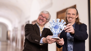 Diese seltsame Porzellanvase hat fünf "Finger" und wird daher landläufig auch so genannt: Fünf-Finger-Vase oder auch Tulpenvase. In der Familie hieß sie aber einfach "die Omavase". Ob das nach der Beratung so bleibt? Diese Vase ist nämlich viel älter als gedacht und auch ziemlich selten und wertvoll ... | Bild: BR, Markus Konvalin