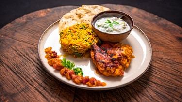Curry-Brathähnchen mit Gemüse-Reis & Papadums | Bild: BR/megaherz gmbh/Moritz Sonntag