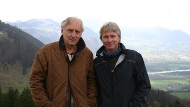 Gastgeber Werner Schmidbauer (rechts) und sein heutiger Begleiter Günther Maria Halmer sind auf dem Gipfel des "Hundertzehner" angekommen. Der Berg ist einer der Vorgipfel des Pasterkopfes im Inntal. | Bild: BR/Siegfried Schönacher