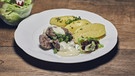 Hauptspeise: Beinscheiben vom Pinzgauer Rind mit Meerrettichsoße und Petersilienkartoffeln, dazu gibt es grünen Salat. | Bild: BR/megaherz gmbh/Philipp Thurmaier